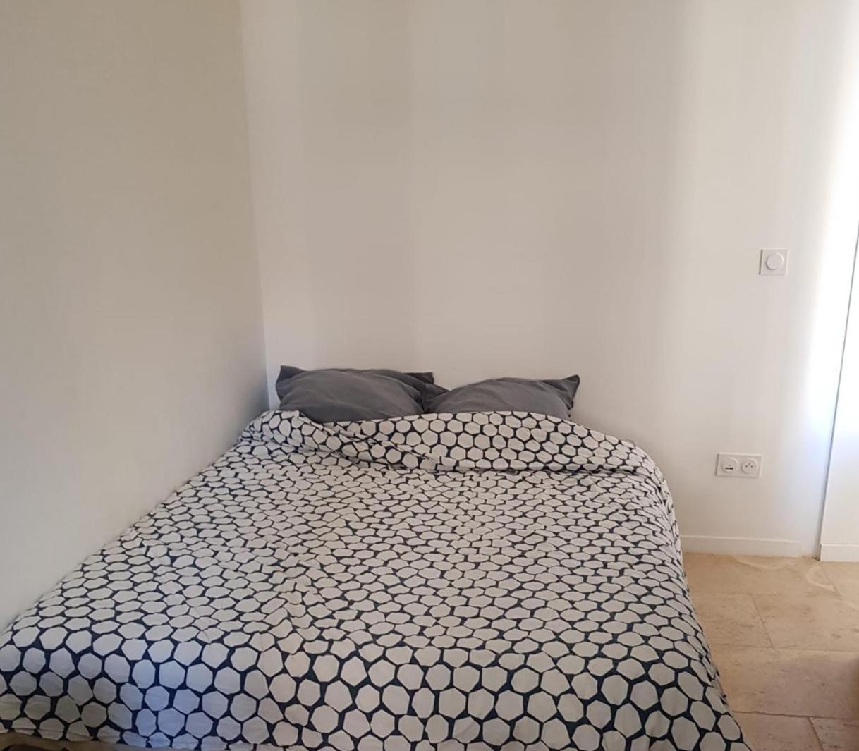 Central And Comfortable Studio, Near Train Station Марсилия Екстериор снимка